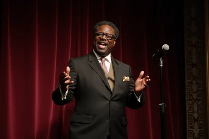 Comédien noir en costume vintage sur scène de théâtre